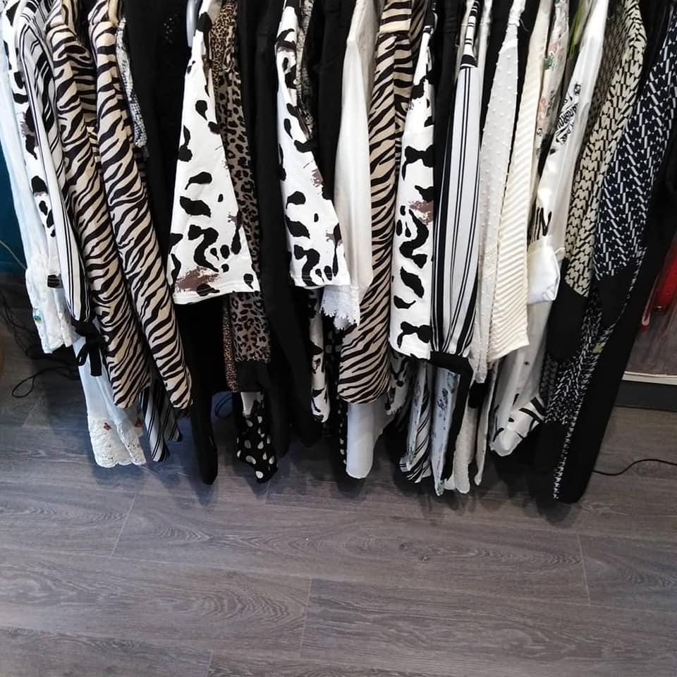 Rangement vêtement noir et blanc