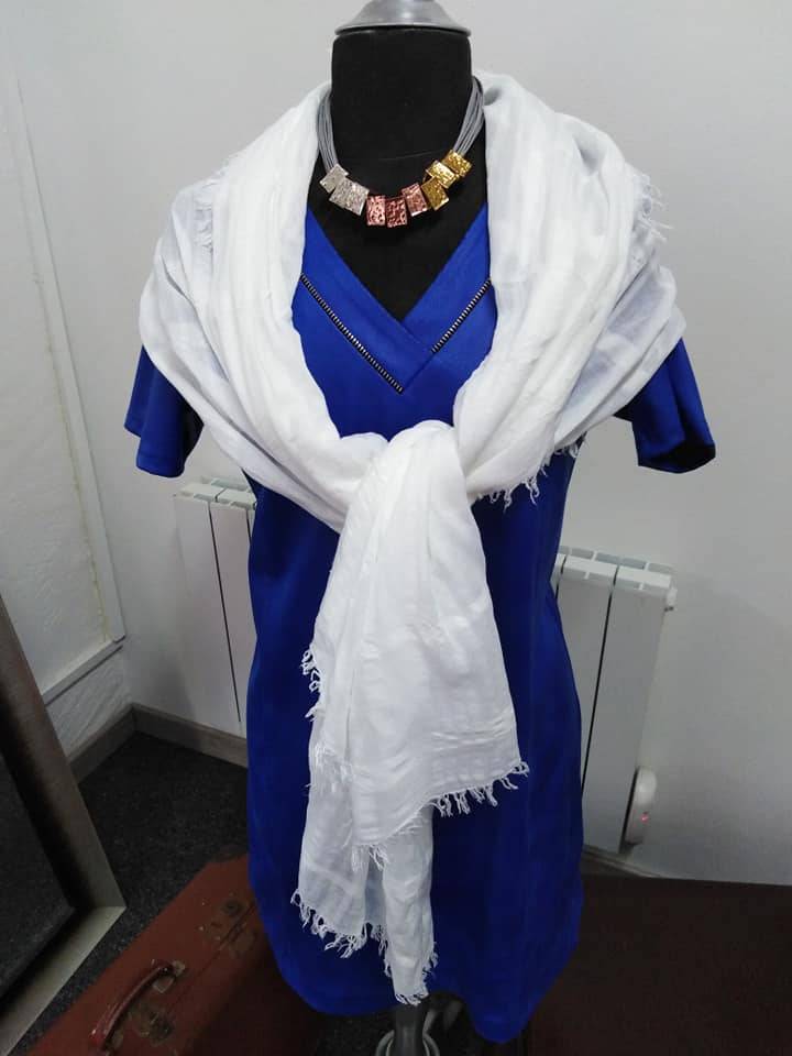 Robe bleu écharpe blanche