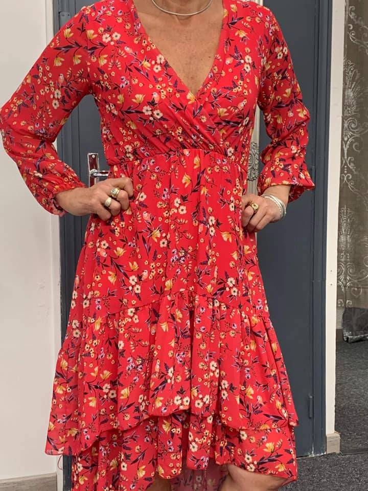 Robe rouge à fleur jaune