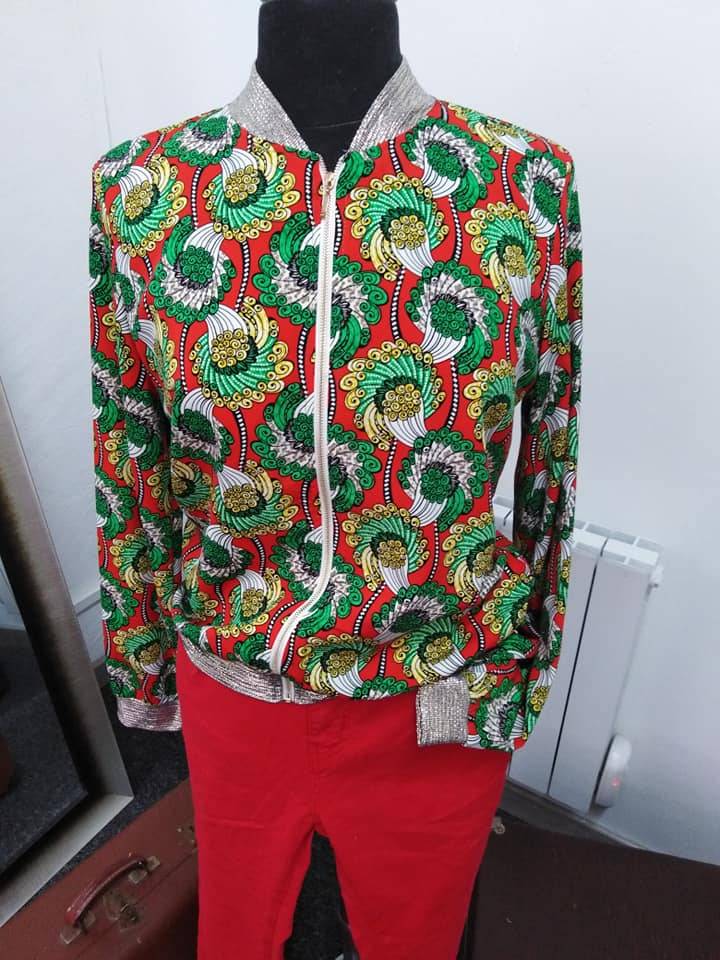 Veste rouge motif vert