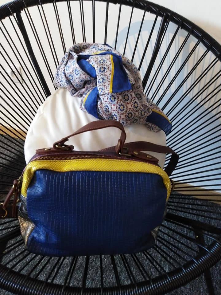 Sac à main bleu et écharpe à fleur