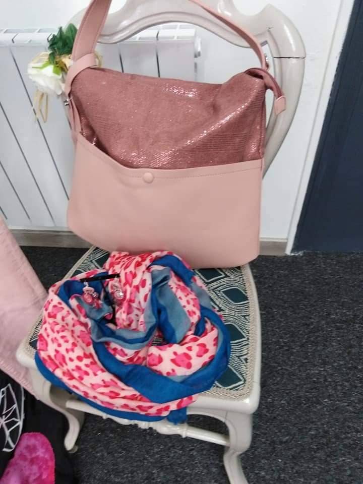 Sac à main rose et écharpe rose